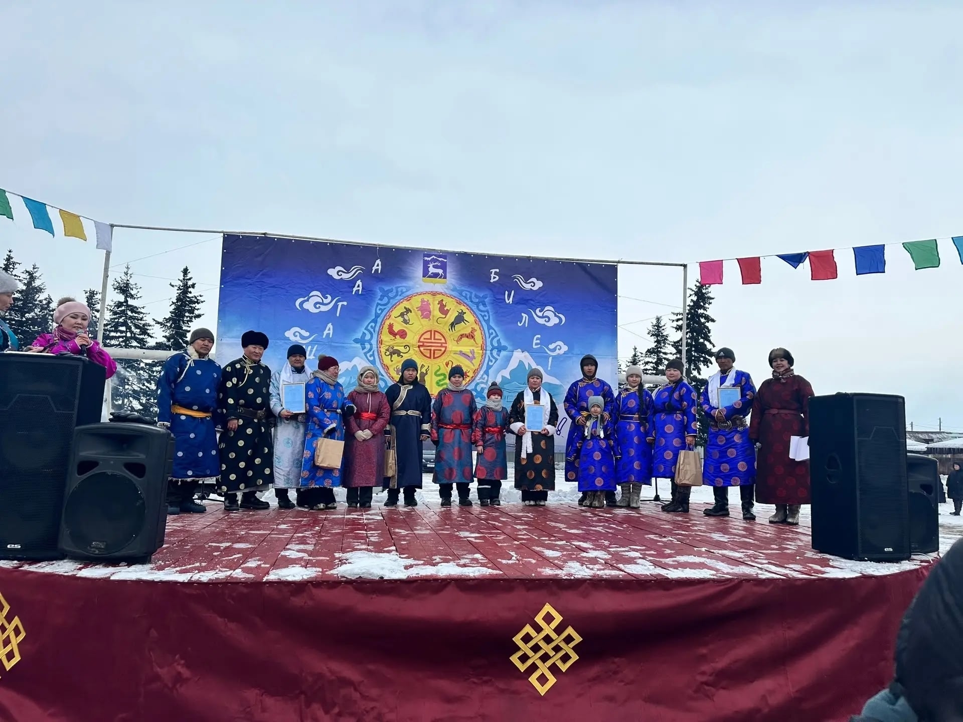 В рамках реализации ГП "Обеспечение жителей Республики Тыва доступным и комфортным жильем" и НП "Инфраструктура для жизни" в канун празднования Шагаа-2026, 3 семьям с Тандинского кожууна предоставили сертификаты на новое жилье