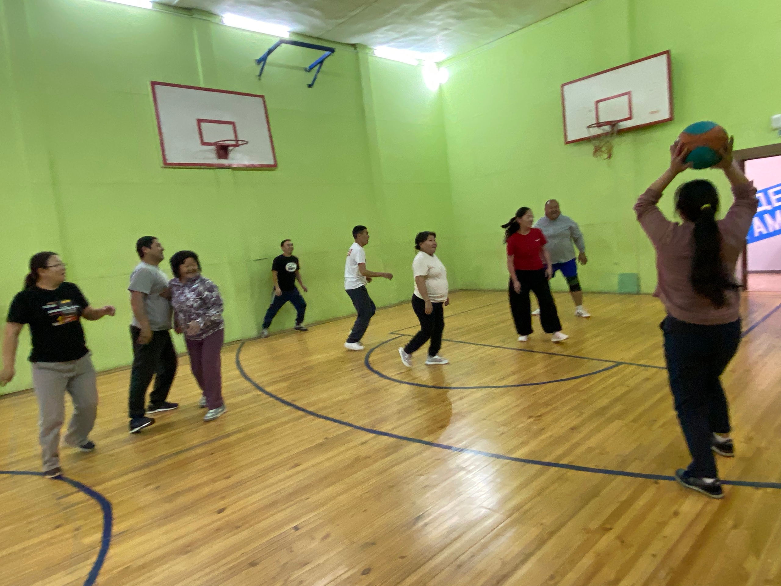 Спорт среди волонтеров<p>Вчера, 5го декабря, в честь Дня волонтера, Глава кожууна, руководитель местного отделения партии «Единая Россия» Роберт Аракчаа совместно с соратниками провел соревнование по баскетболу и волейболу среди сотрудников администрации 