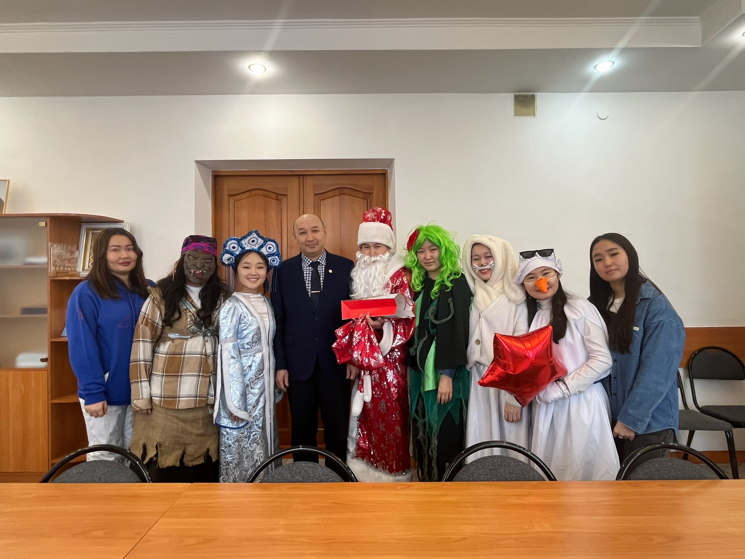 Новый год — праздник волшебства<p>Я сидел и работал в своём кабинете, когда вдруг вошли Дед Мороз, Снегурочка и их друзья