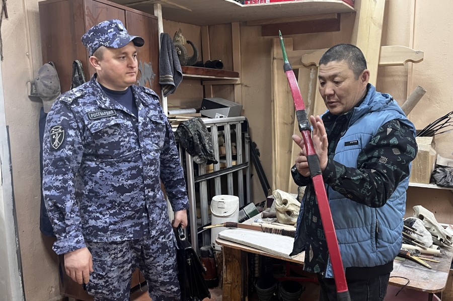 Инспектор ЦЛРР провел разъяснительную работу по вопросам изготовления тувинского лука