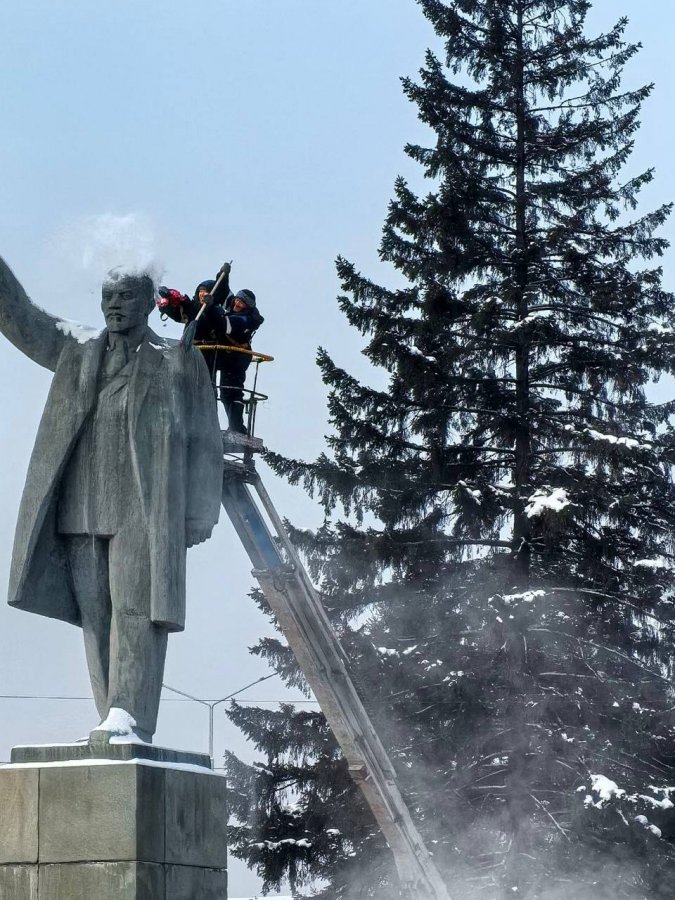 В Кызыле на центральной городской площади почистили статую Ленина